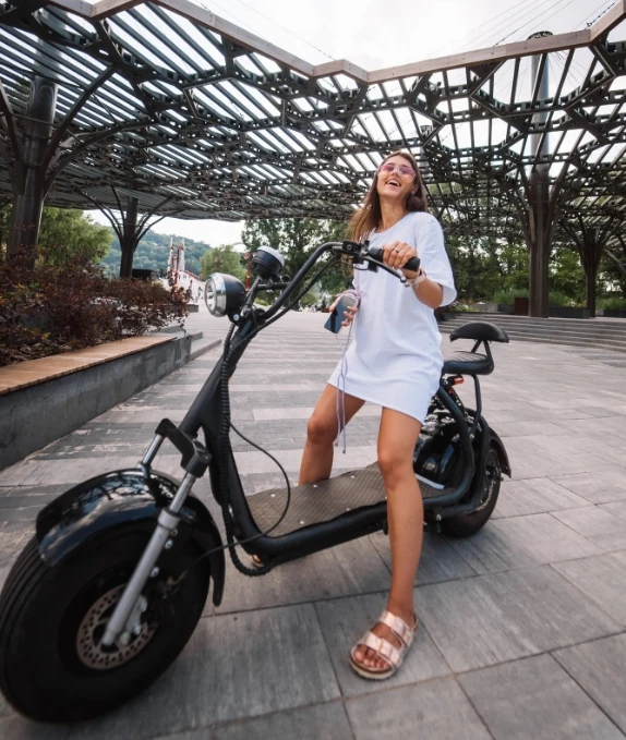 Mulher sobre X-Buddy - Scooter elétrica